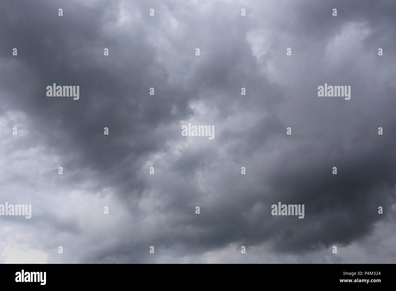 Pioggia nuvole formando nel cielo in concetto di clima,le cattive condizioni meteo nella giornata. Foto Stock