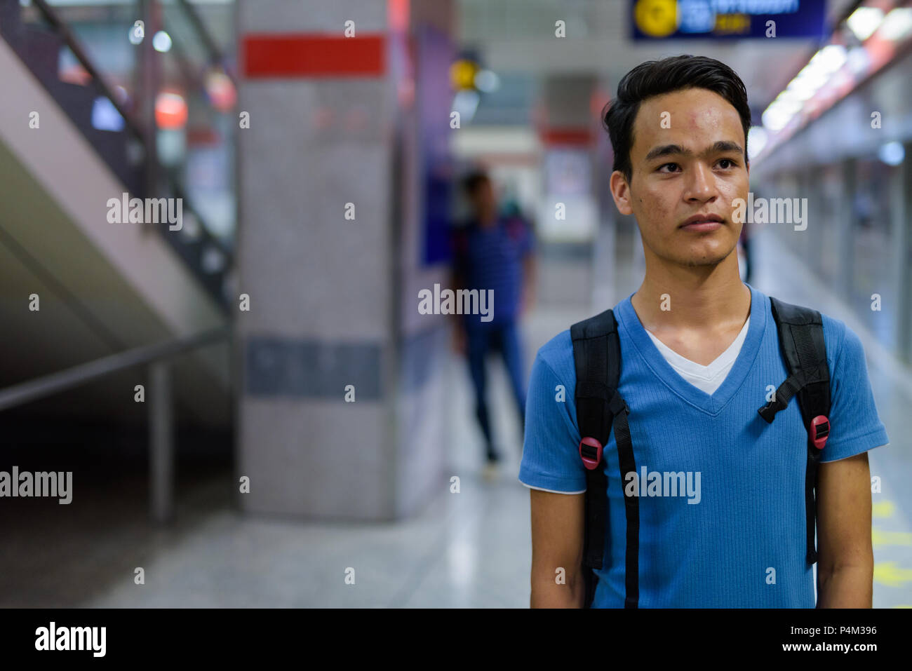 Bel giovane uomo indiano presso la stazione metropolitana di Bangkok Foto Stock
