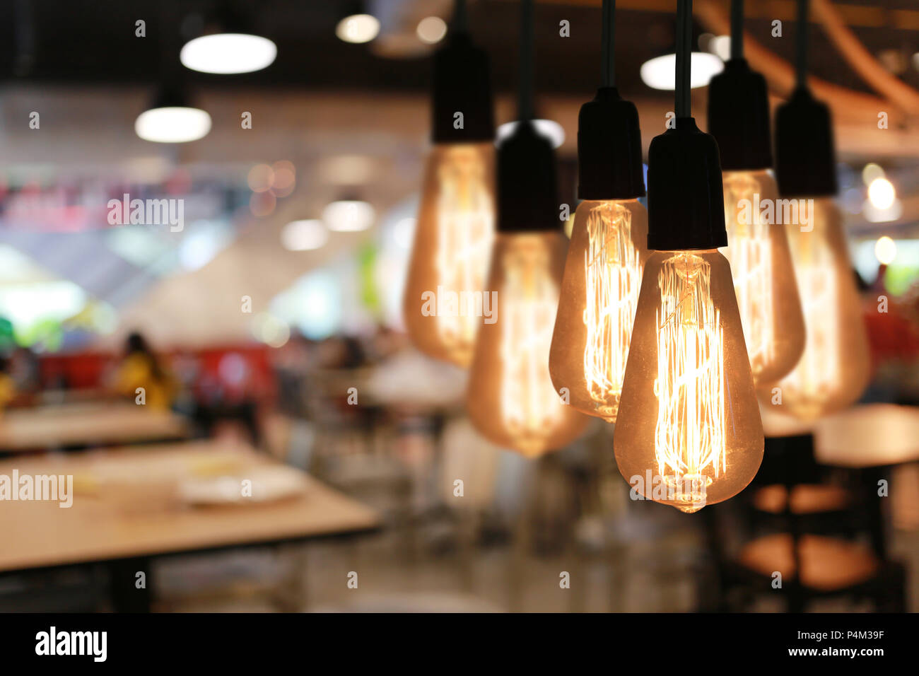 Lampade Vintage in un ristorante,concetto di interno con luci. Foto Stock