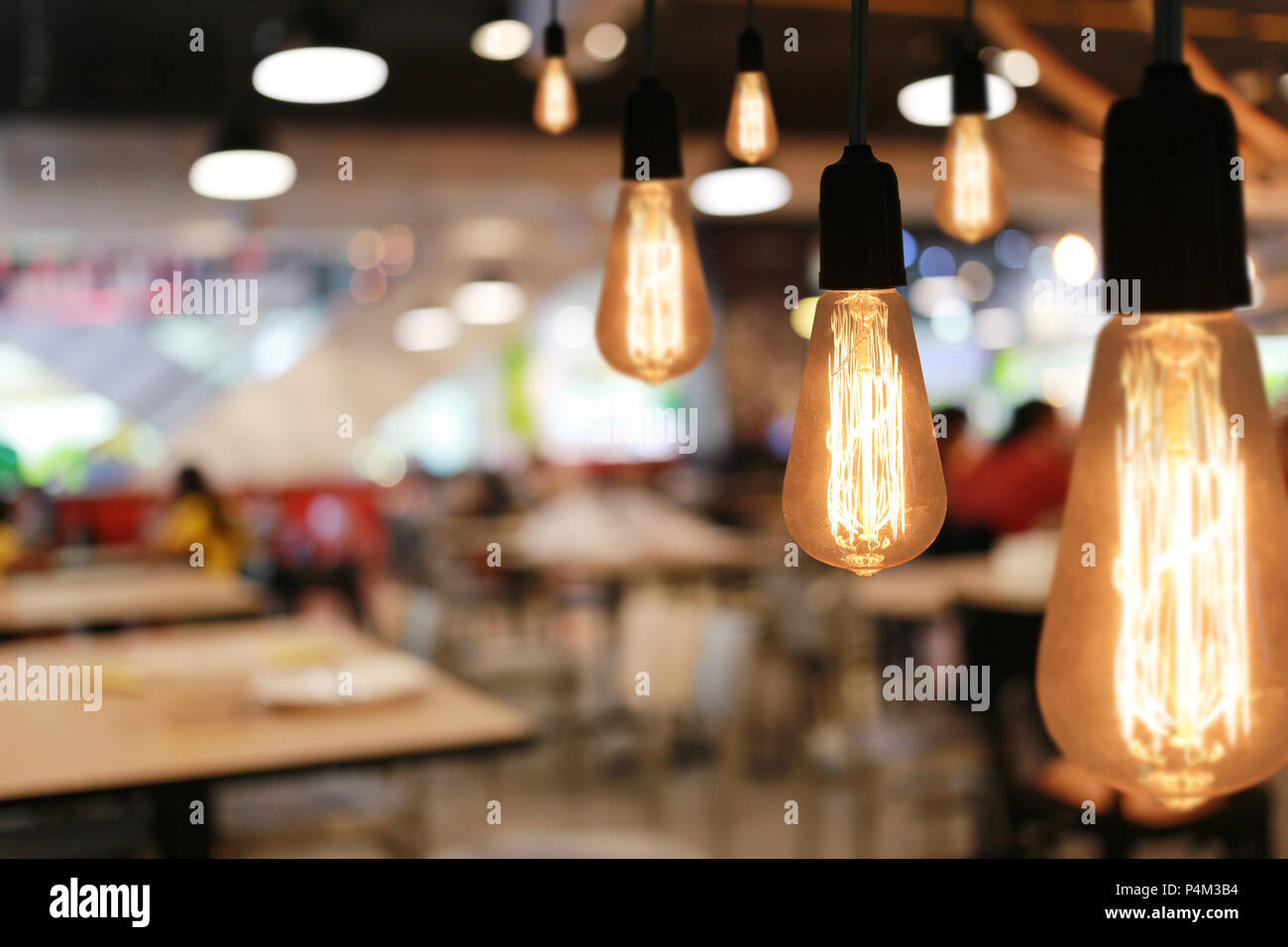 Lampade Vintage in un ristorante,concetto di interno con luci. Foto Stock