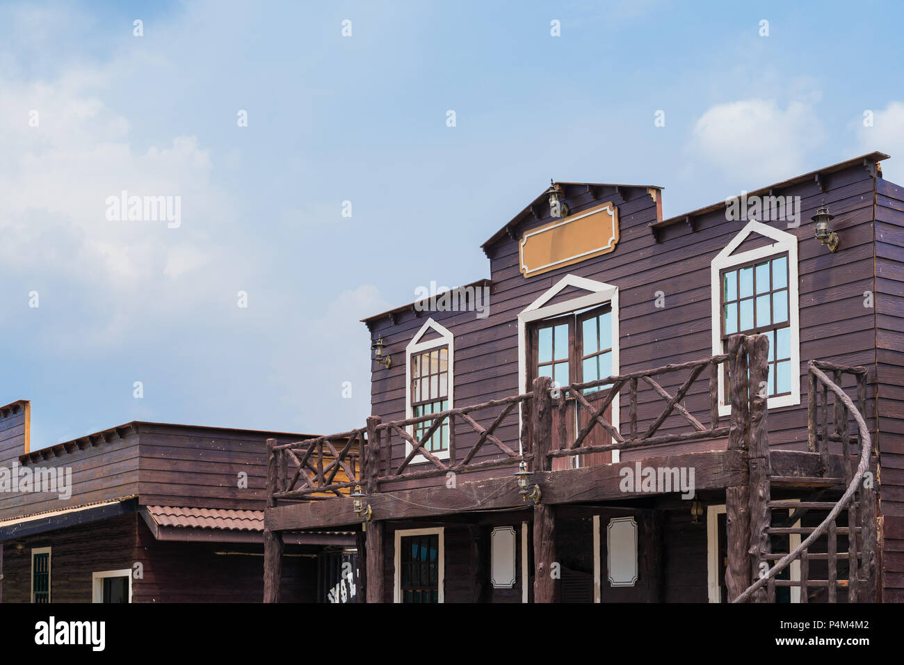 Edificio ventage stile cowboy sul cielo blu, sfondo classico concetto di città. Foto Stock