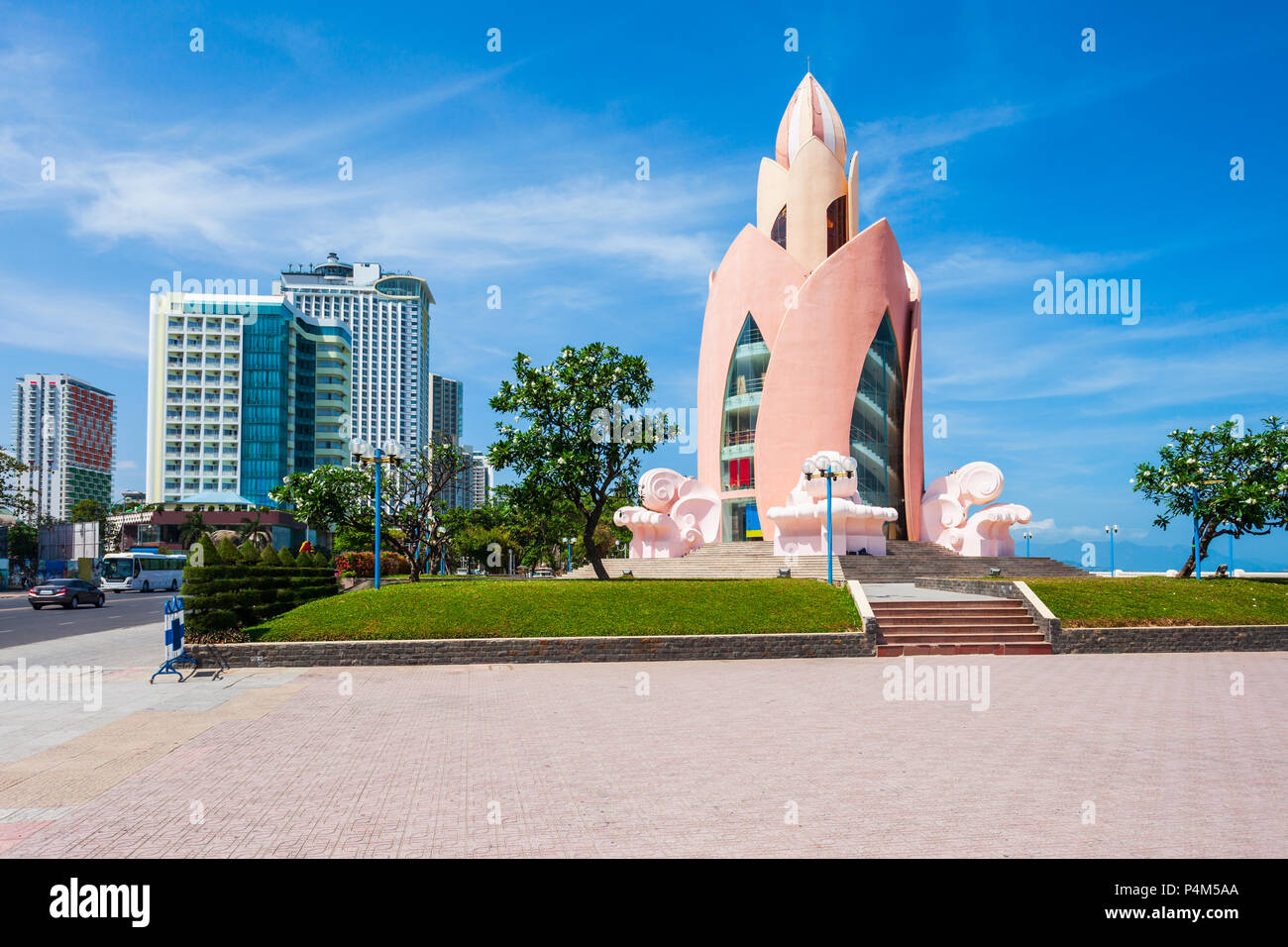 NHA TRANG, VIETNAM - MARZO 14, 2018: Lotus Tower o Thap Tram Huong nel centro di Nha Trang città nel sud del Vietnam Foto Stock