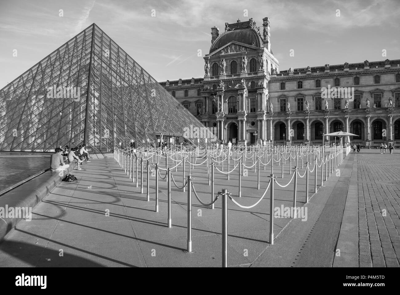 Vista di entrata vuota del Musee du Louvre, il museo del Louvre in bianco e nero, Parigi, IDF, Francia Foto Stock