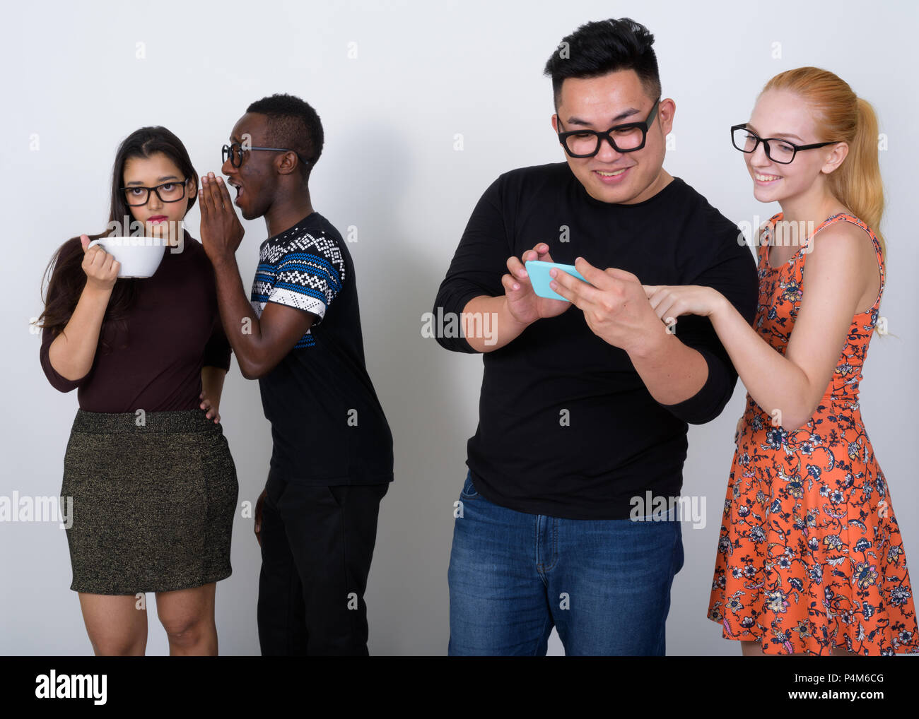 Felice gruppo diversificato di multi etnico amici sorridente e indossa Foto Stock