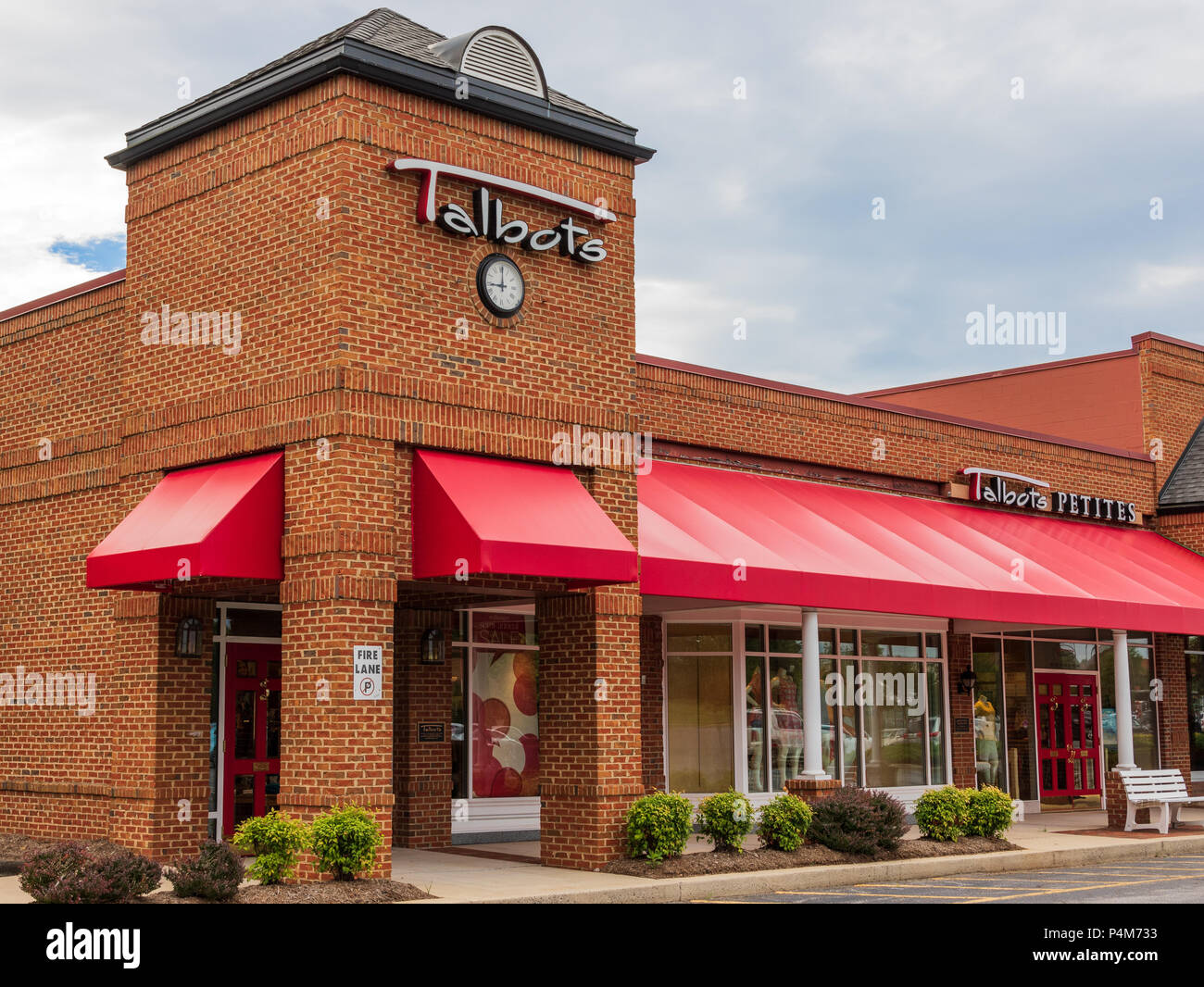 HICKORY, NC, Stati Uniti d'America-21 18 Giugno: Talbots, un negozio di abbigliamento per donna, situato in un centro commerciale elegante. Talbots opera 495 negozi negli Stati Uniti Foto Stock