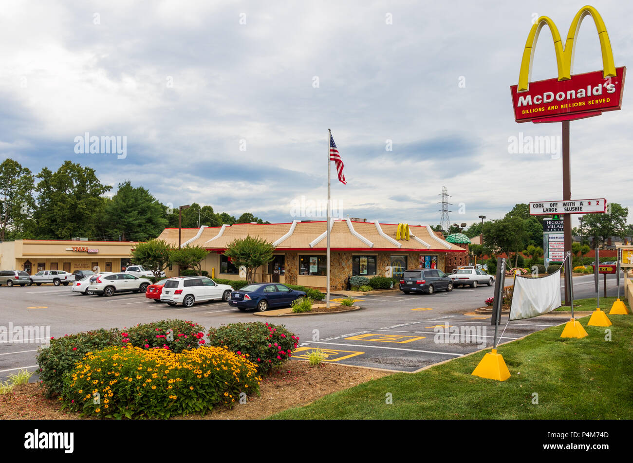 HICKORY, NC, Stati Uniti d'America-21 18 Giugno: McDonald's è un americano di fast food company, fondata nel 1940, e ora è il più grande del mondo ristorante della catena . Foto Stock