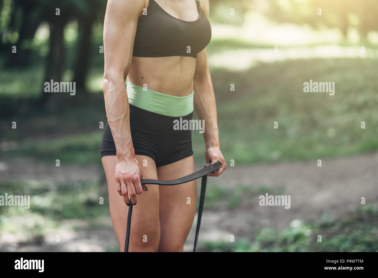 Donna Fitness Training facendo allenamento all'aperto in estate il parco di mattina. Concetto sport uno stile di vita sano. Foto Stock