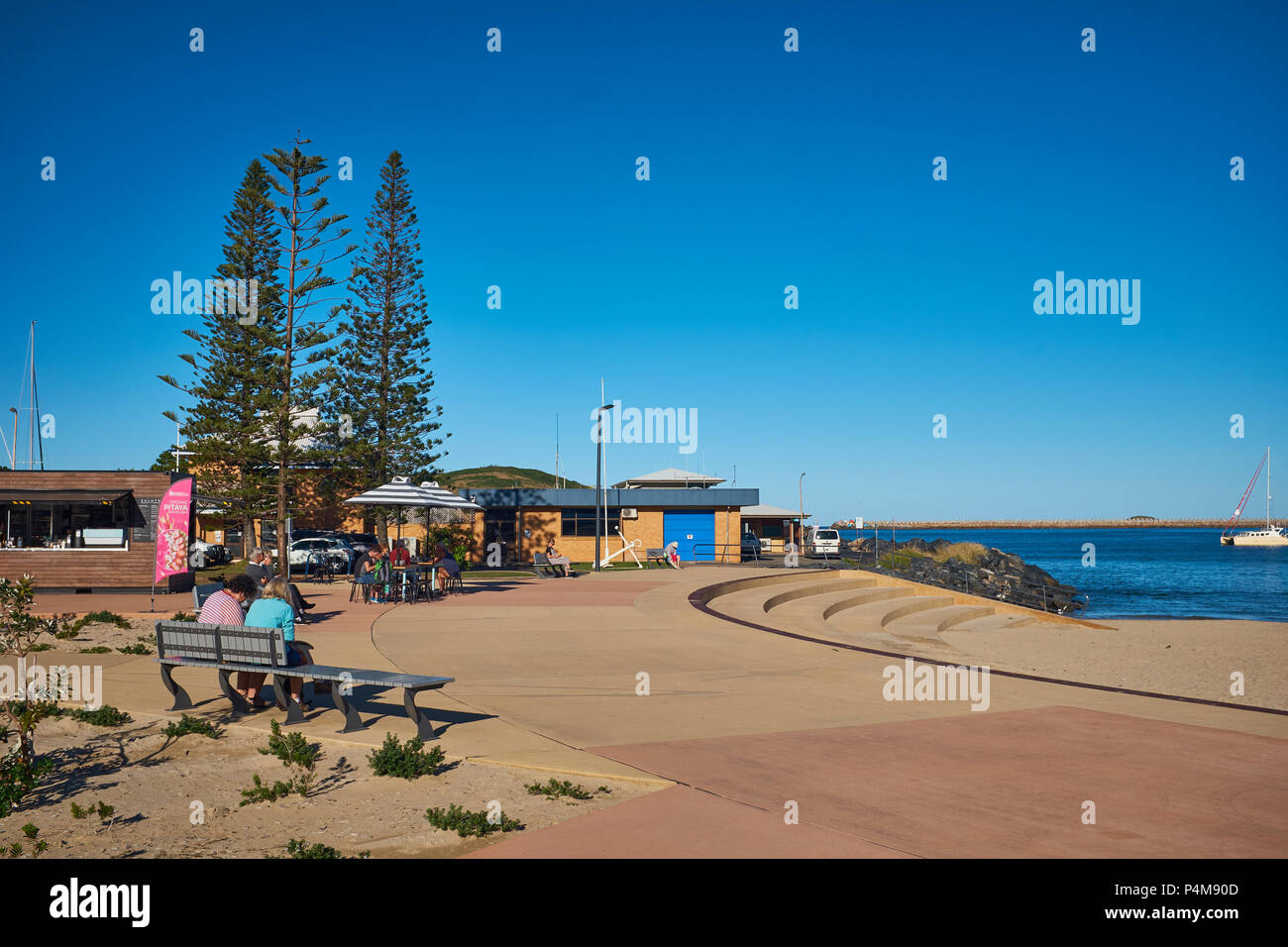 Zona pranzo al Jetty Foreshores Park con un luminoso cielo senza nuvole, Jetty Beach, Coffs Harbour, Nuovo Galles del Sud, Australia Foto Stock