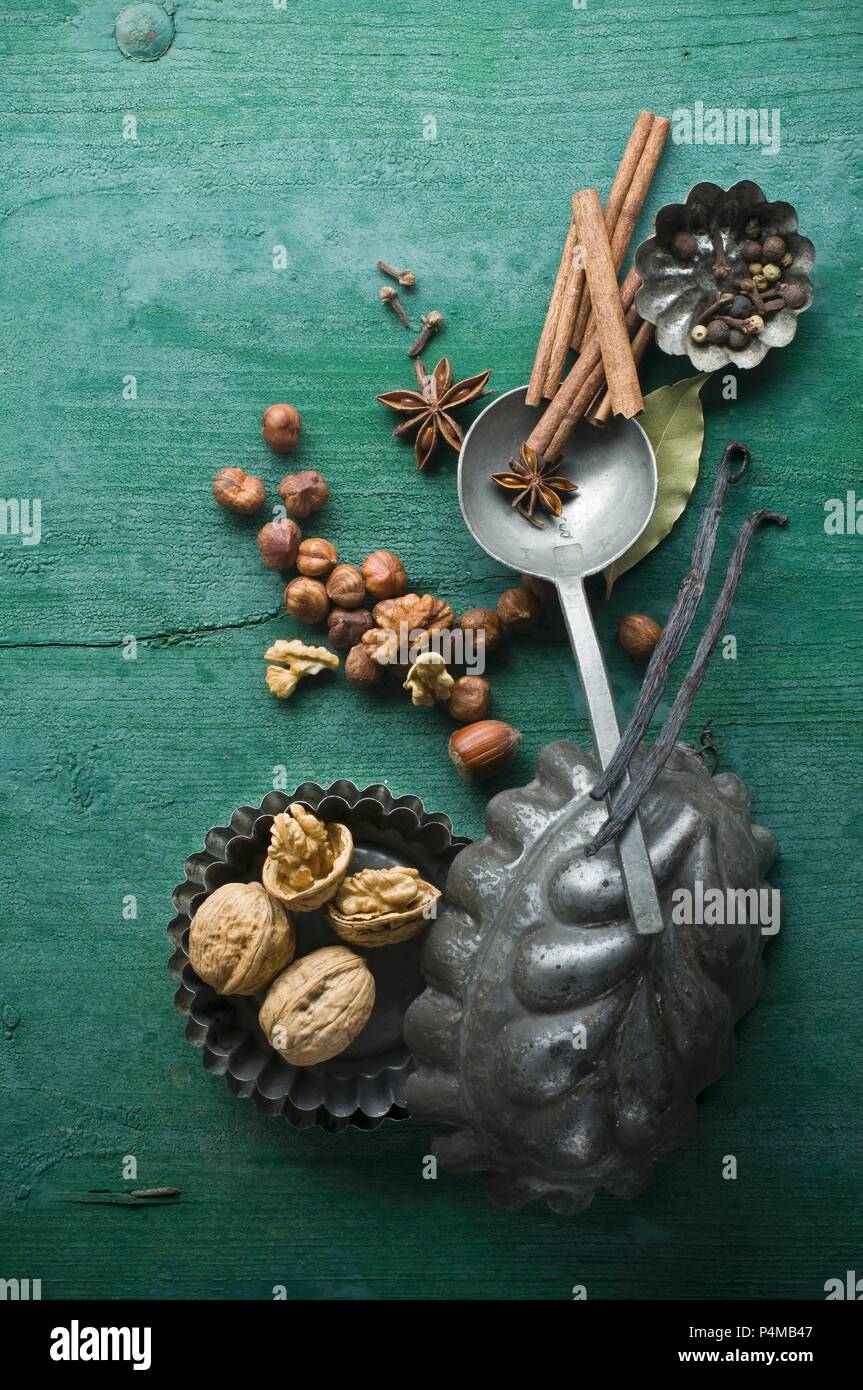 Natalizie varie spezie e dadi in teglie su un rustico di una superficie di legno Foto Stock