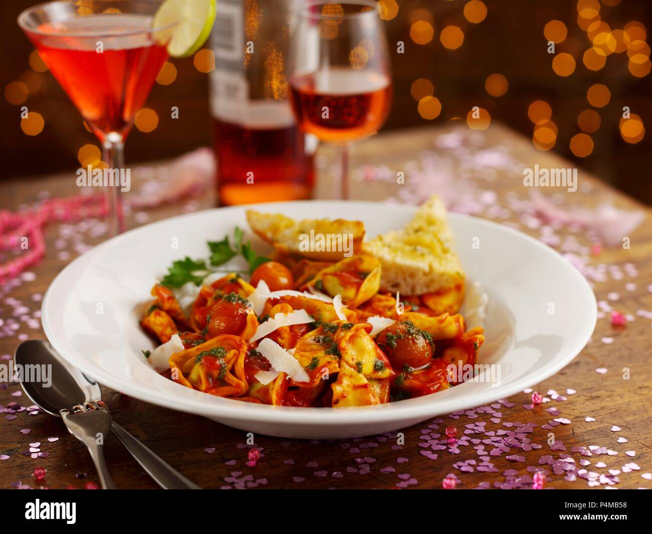 Pasta con pomodori, spinaci e ricotta a un party a buffet Foto Stock