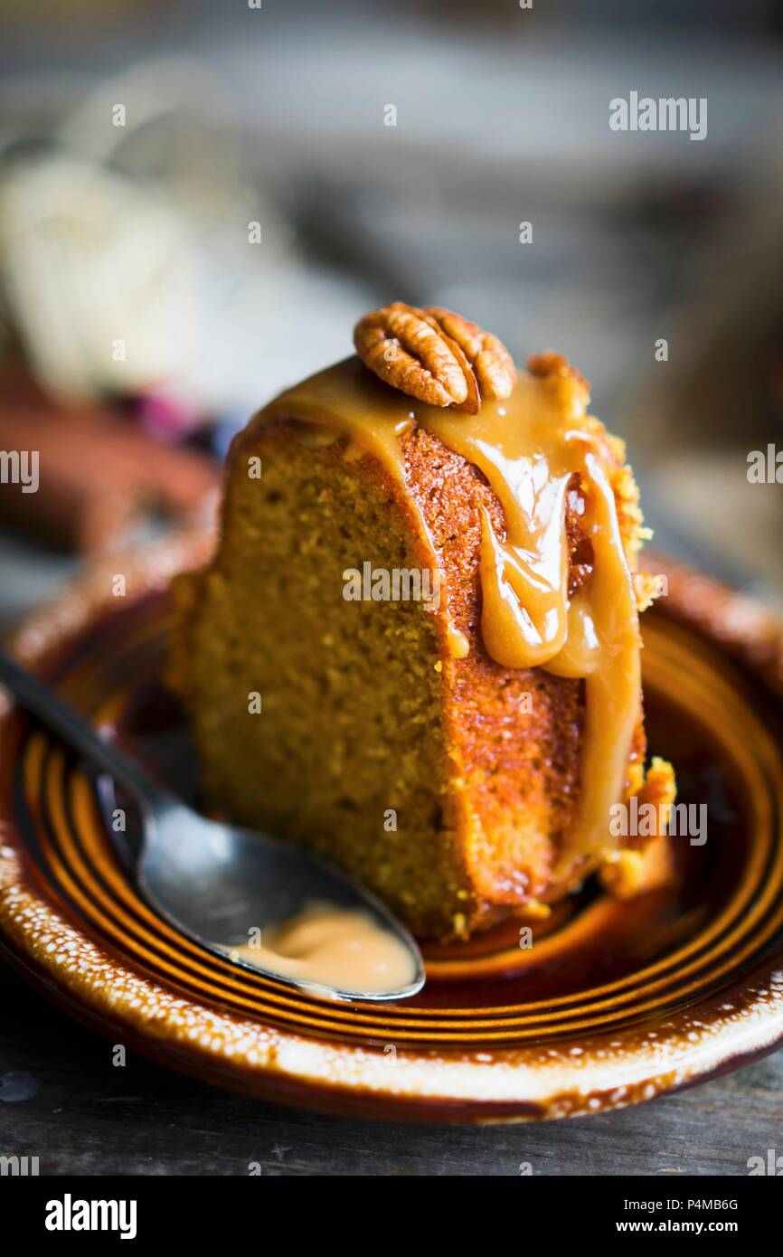 Una fetta di dado autunnali Torta con glassa al caramello Foto Stock