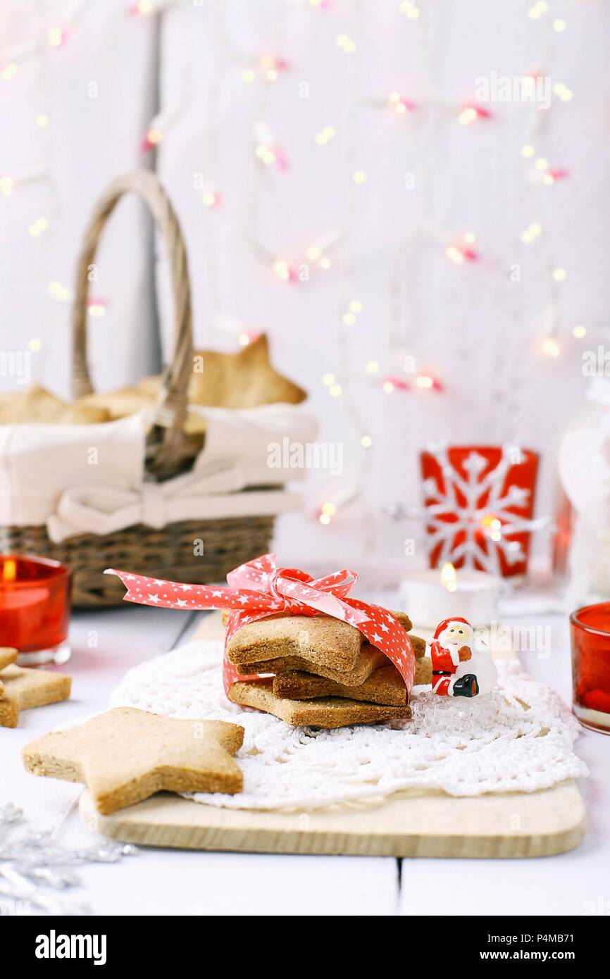 Natale biscotti frollini con il bianco e il rosso delle decorazioni Foto Stock