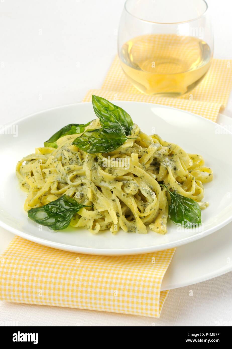 Tagliolini con salsa di basilico Foto Stock