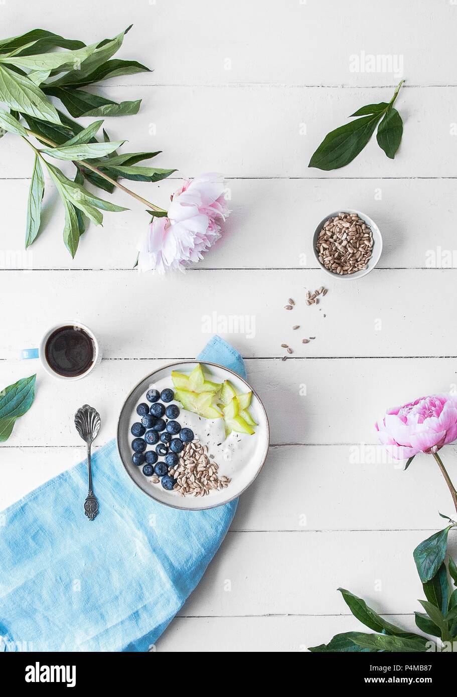 Una ciotola di yogurt con frutta fresca (visto da sopra) Foto Stock