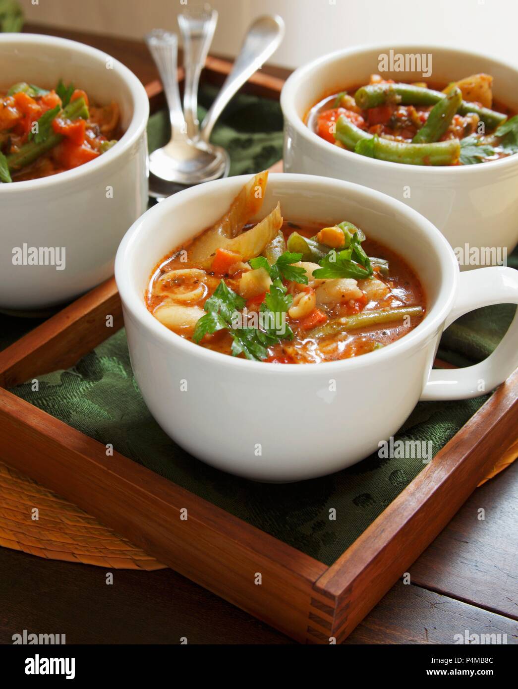 Tre tazze di zuppa di verdure Foto Stock