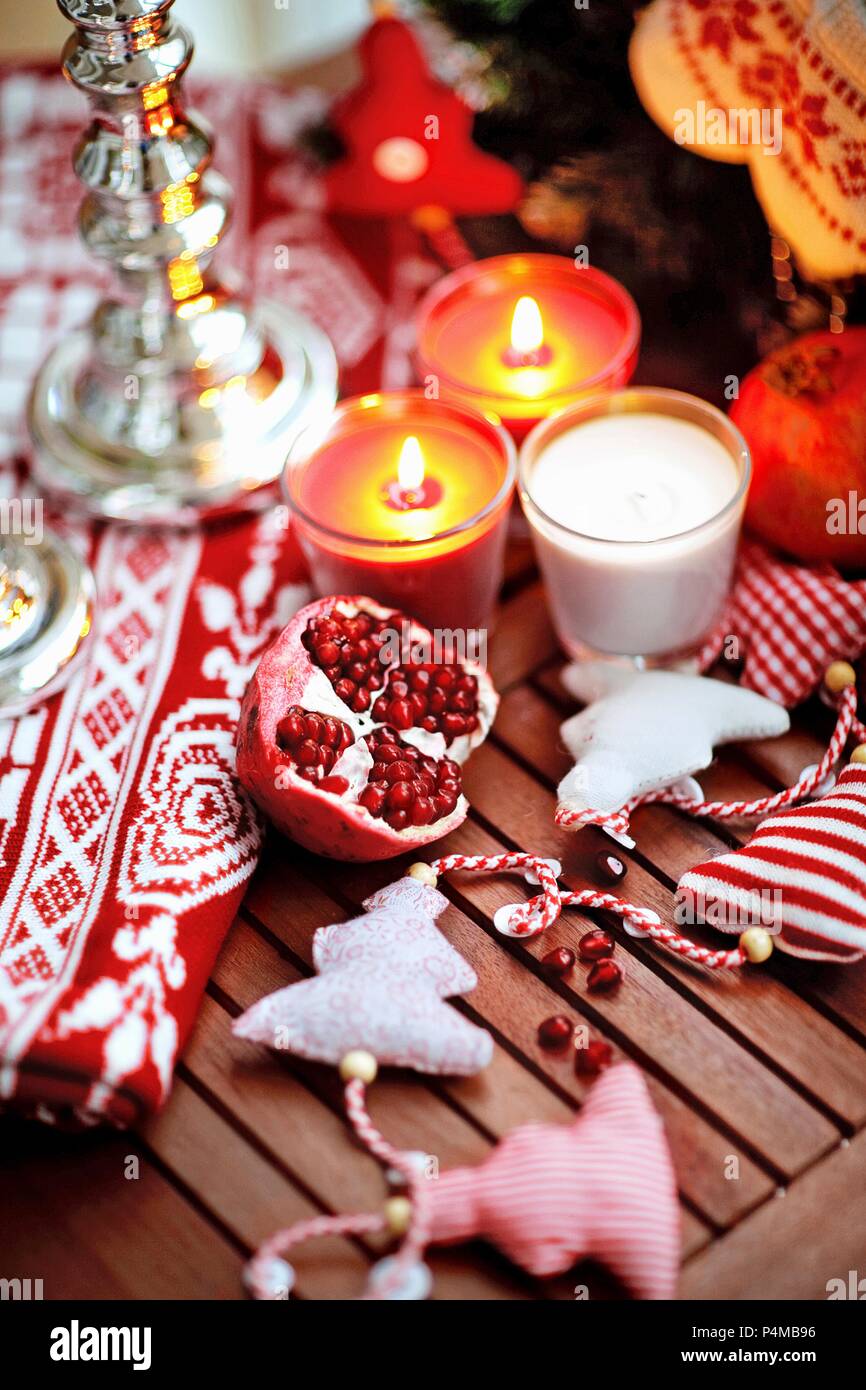 Melograno su un tavolo in legno con decorazione di Natale Foto stock - Alamy