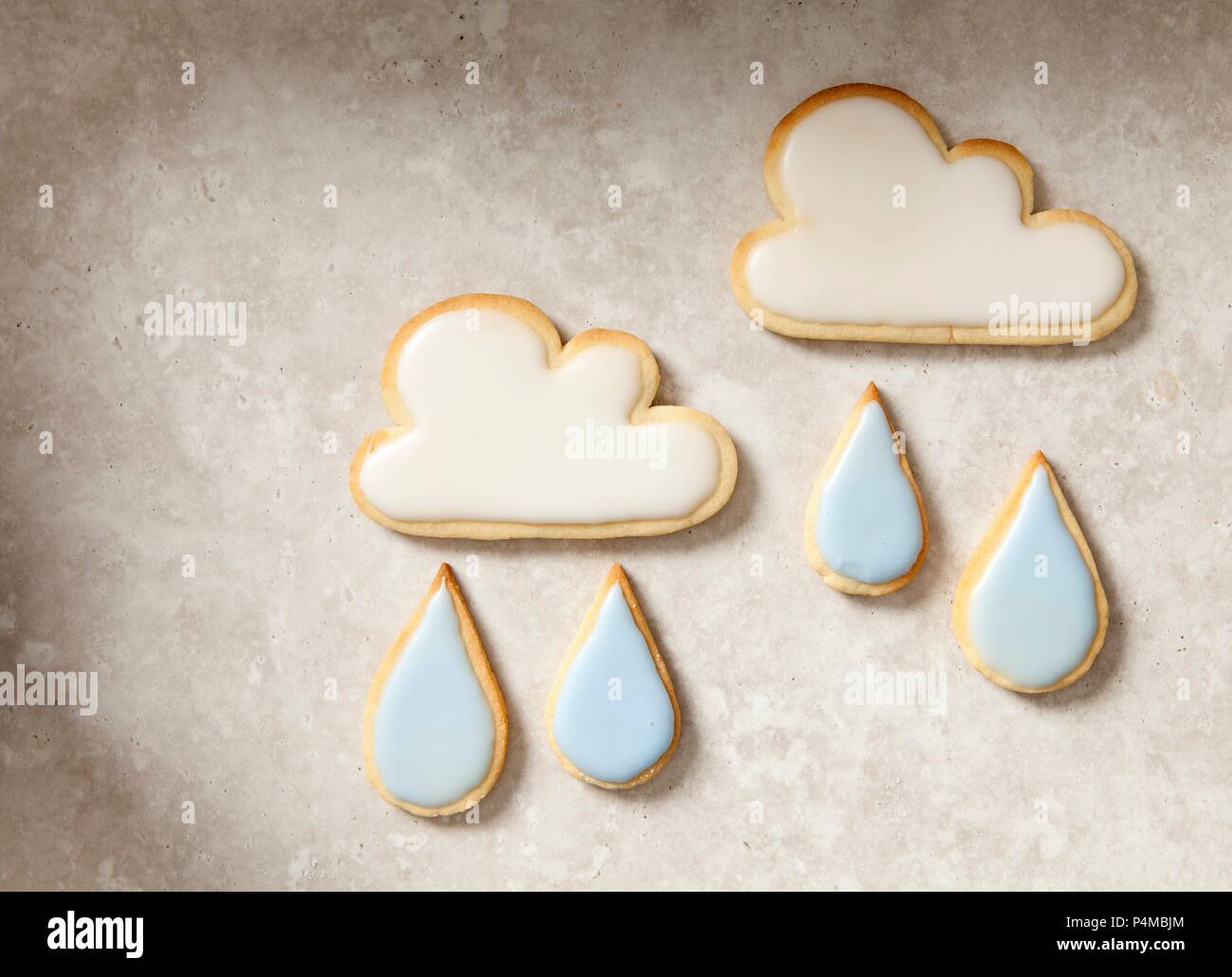 Aprile: Cloud e raindrop i cookie Foto Stock