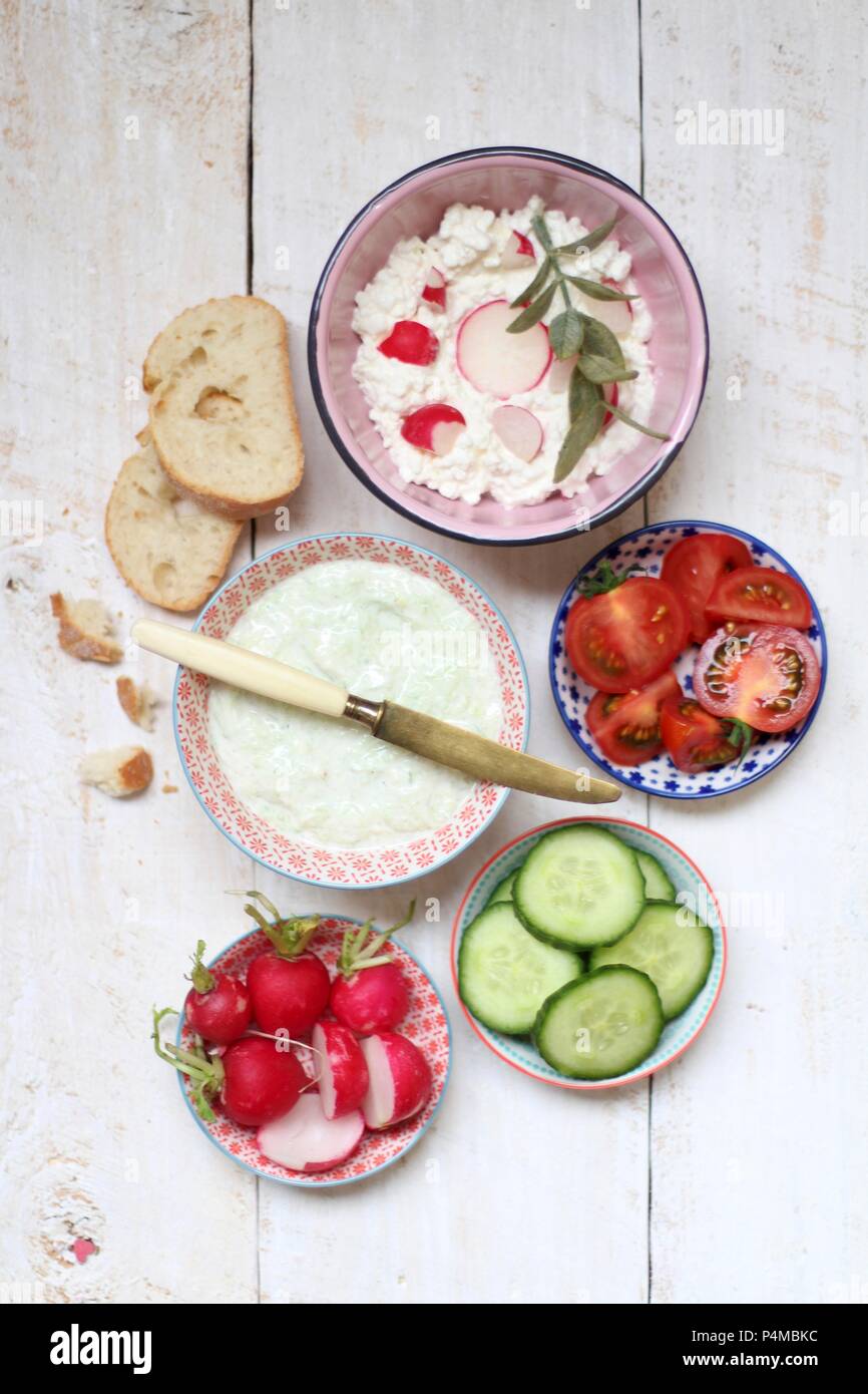 Quark e crema di formaggio spalmabile con verdura e pane Foto Stock