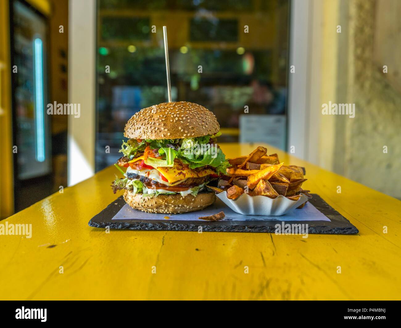 Un formaggio hamburger e patatine in un ristorante Foto Stock