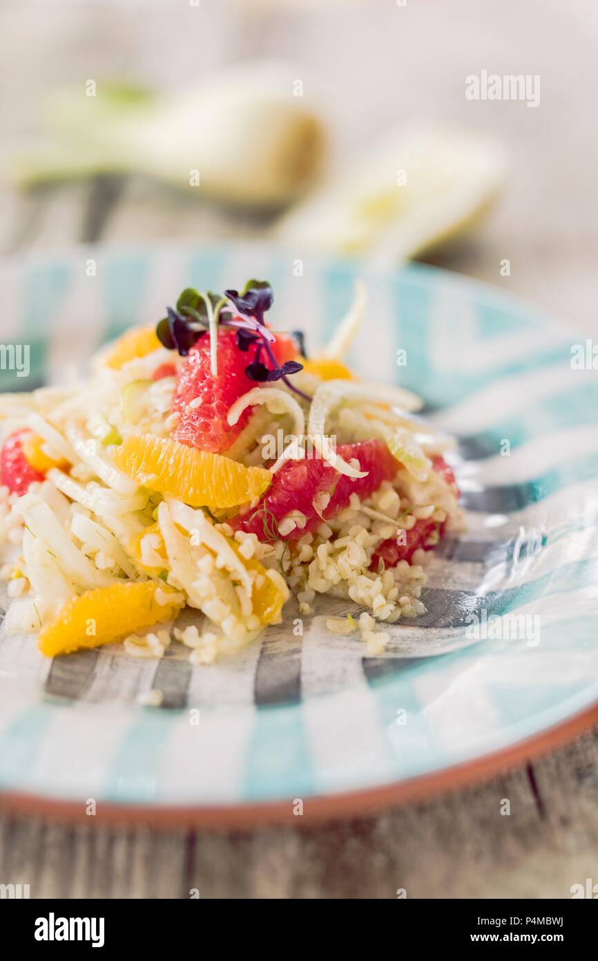 Bulgur e finocchio con insalata di agrumi Foto Stock