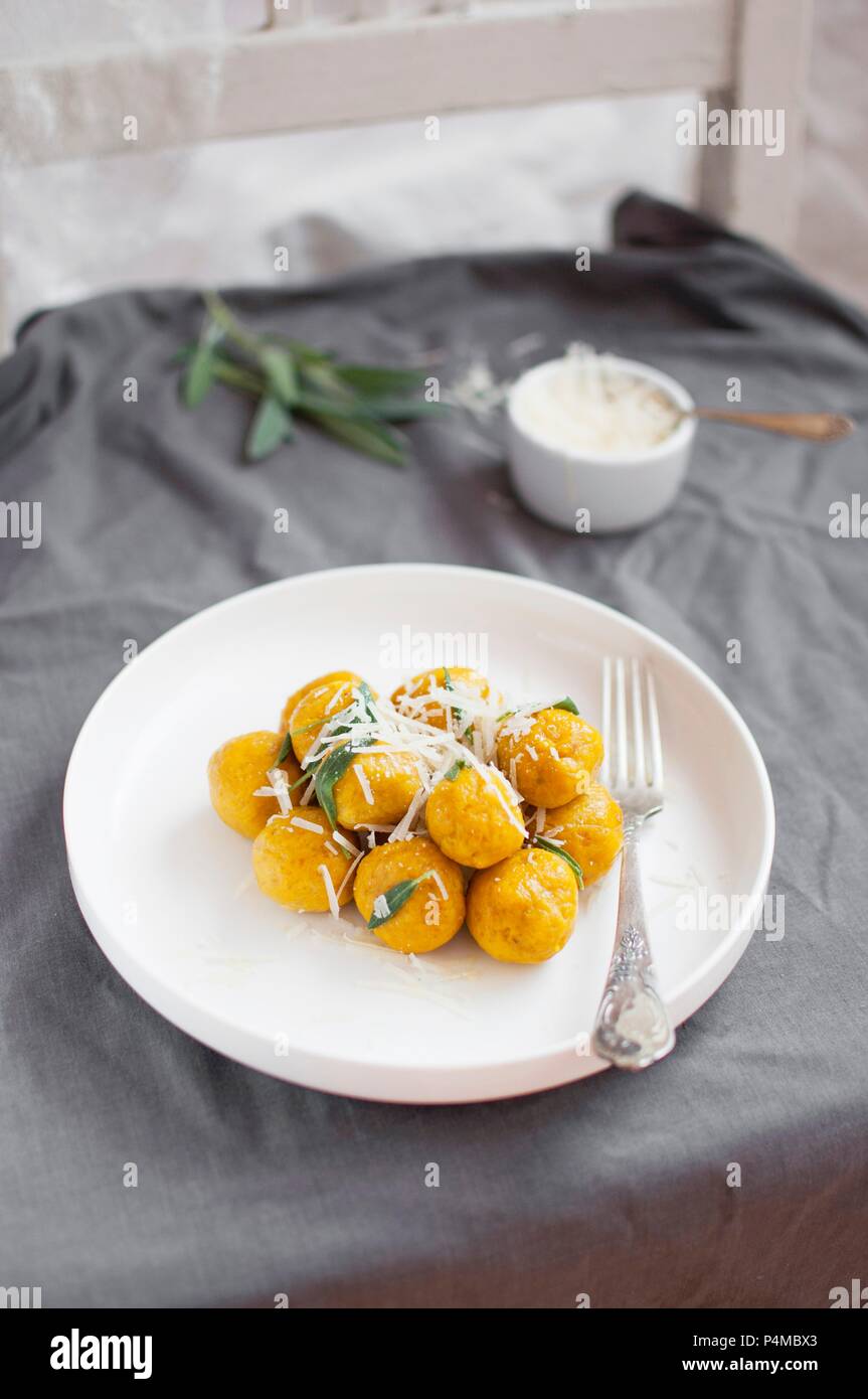 Gnocchi di zucca con salvia, burro e parmigiano Foto Stock