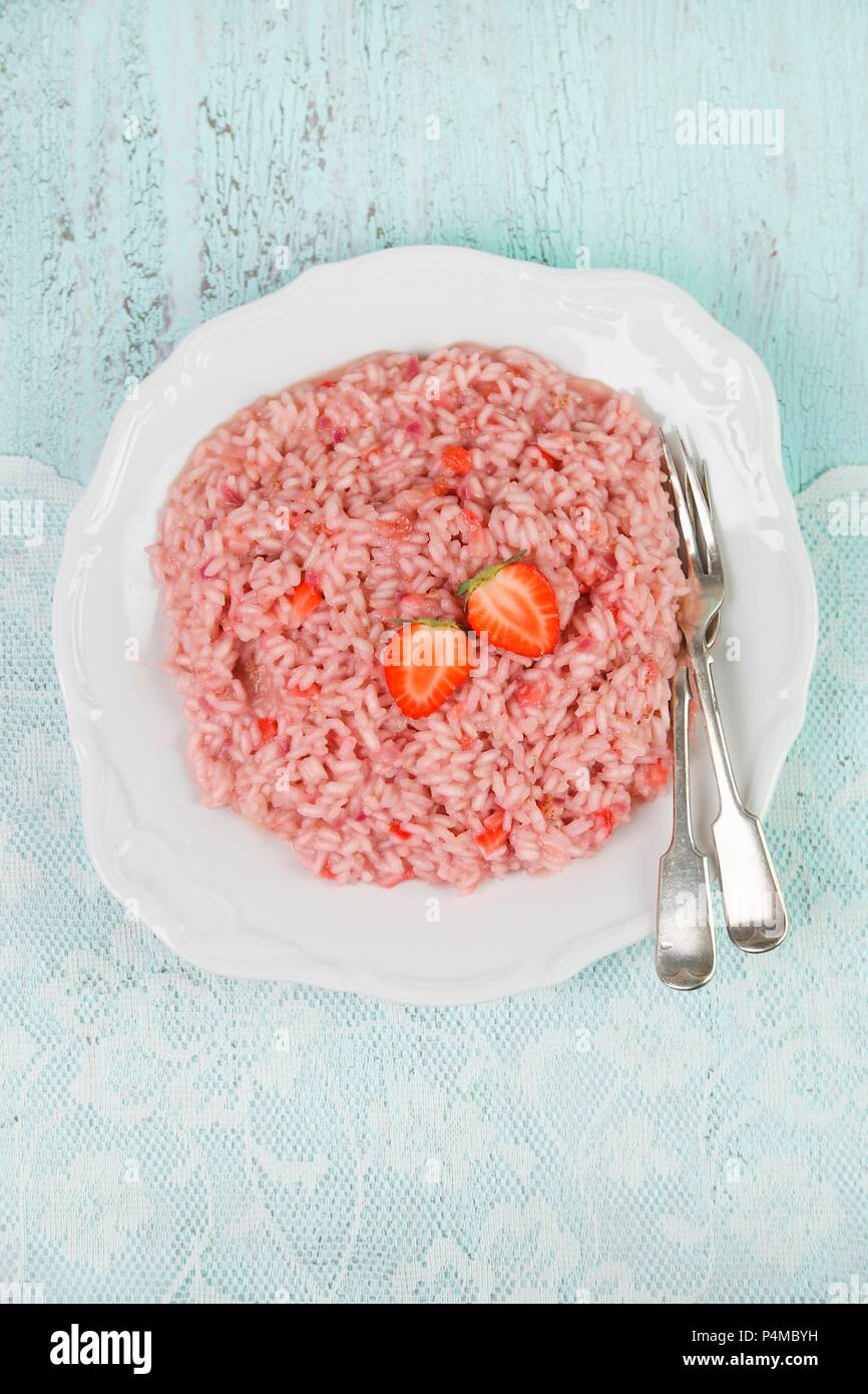 Fragola budino di riso su una piastra con posate Foto Stock