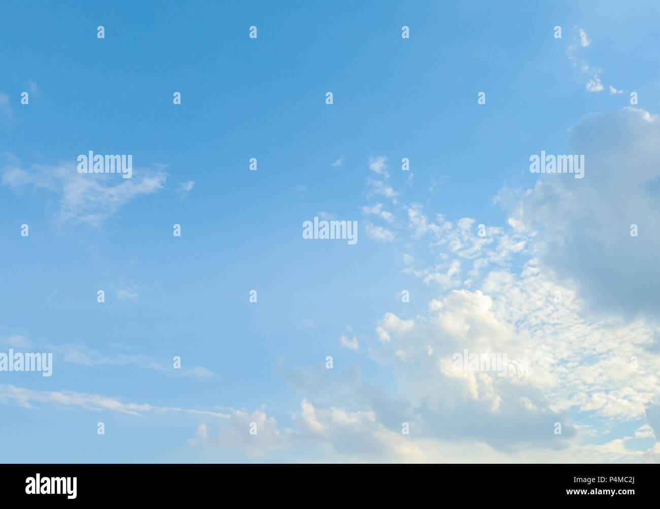 Giornate di sole il cielo blu con nuvole in movimento, sfondo con copia spazio. Foto Stock