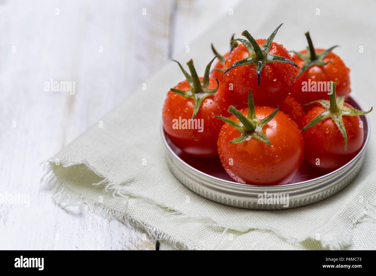Pomodori ciliegia con gocce di acqua Foto Stock