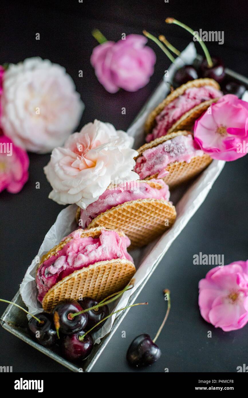 Cherry ice cream sandwich con cialde Foto Stock