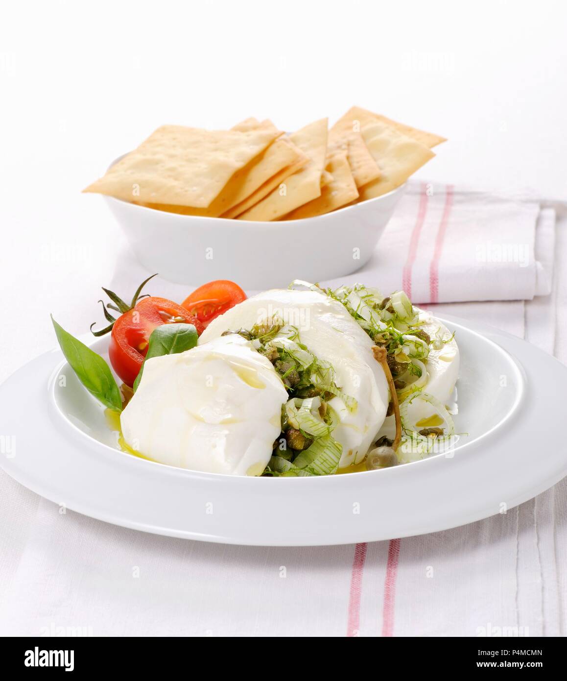 Mozzarella di bufala con pesto di capperi Foto Stock