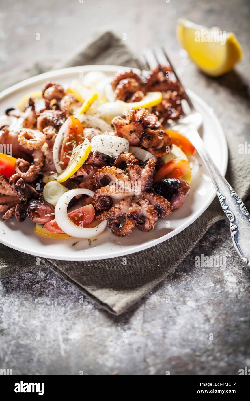 Con insalata di polipetti, pomodori e cipolle Foto Stock