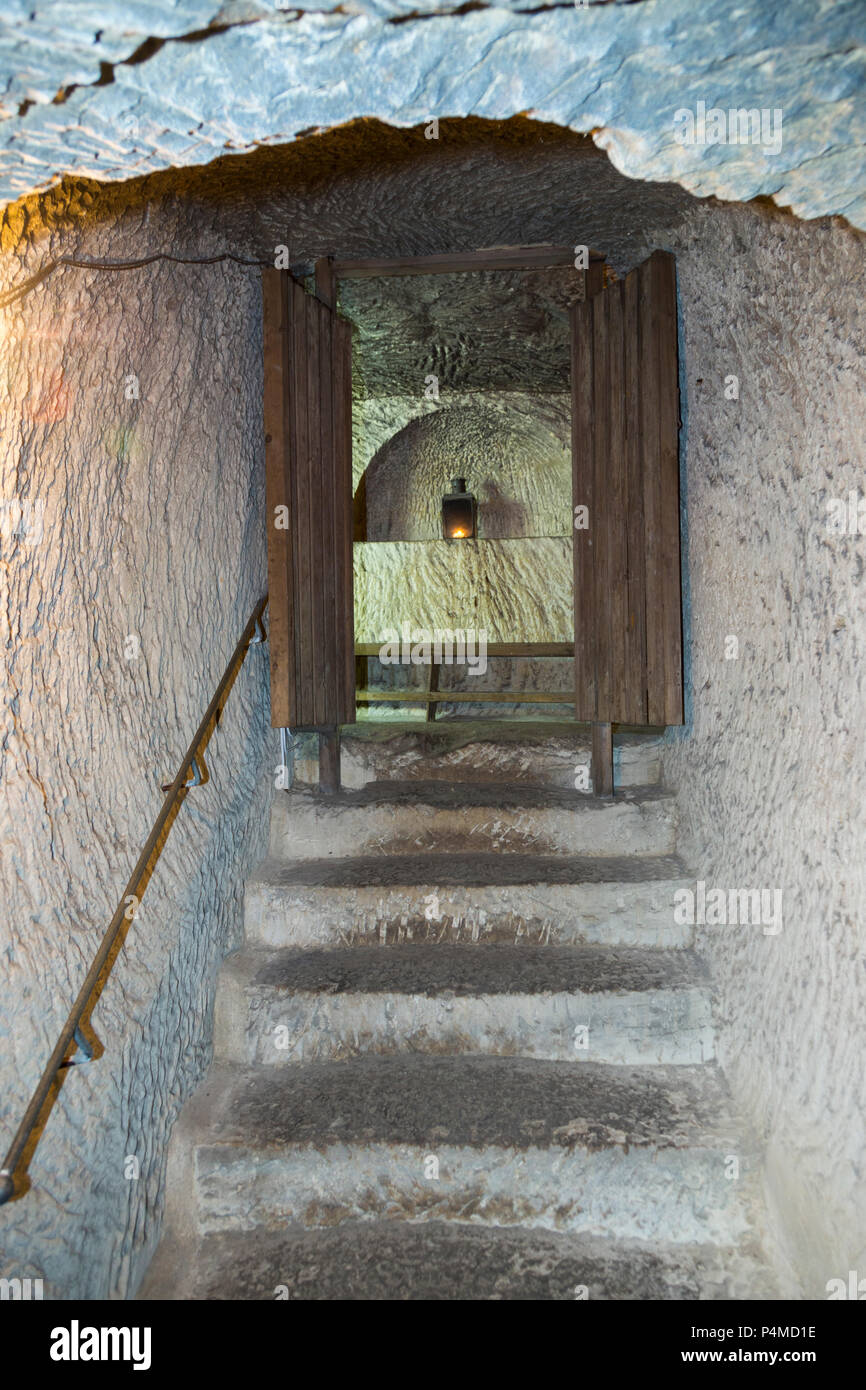 Scala / step / gradini che conducono ad un altro tunnel superiore illuminato da una lampada a Air Raid Shelter tunnel tunnel / interno / fermata Museo di Guerra di Malta, Malta. (91) Foto Stock