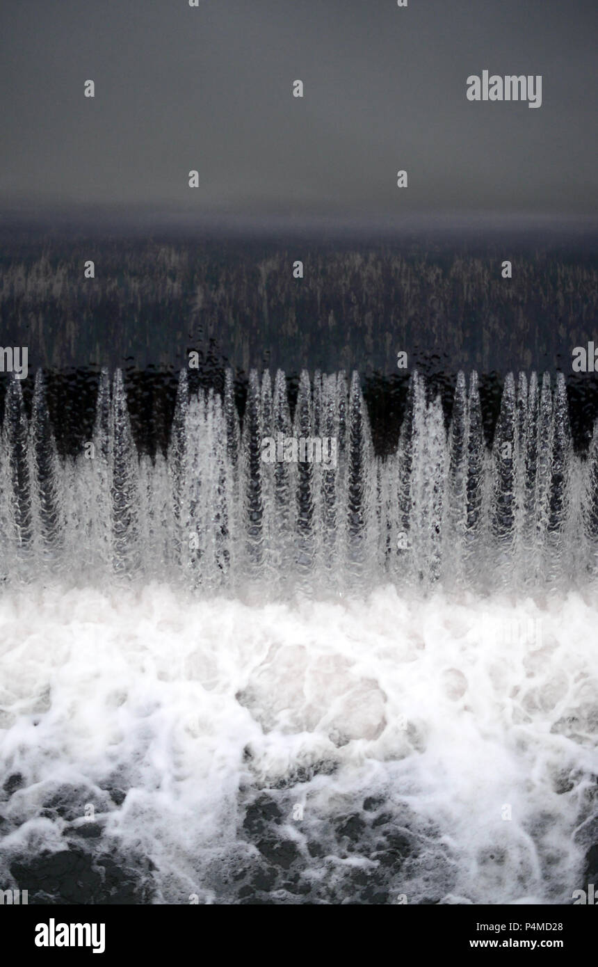 Un'immagine dell'acqua che scorre. La diga è progettata per regolare il livello di acqua nei fiumi entro la città e di fornire assistenza tecnica di acqua per uso industriale Foto Stock