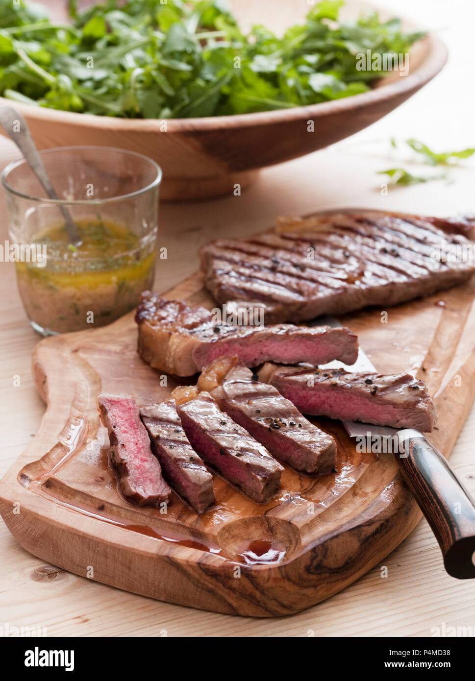 Grigliate di carne di manzo con una insalata di rucola Foto Stock