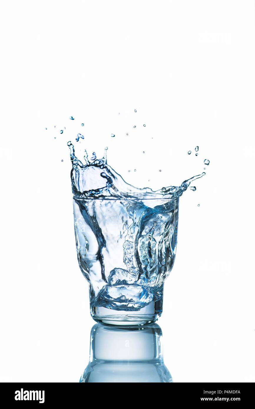 Un bicchiere di acqua con un tocco Foto Stock