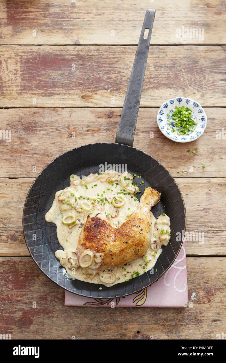 Un pollo gamba in uno scalogno e salsa alla panna Foto Stock