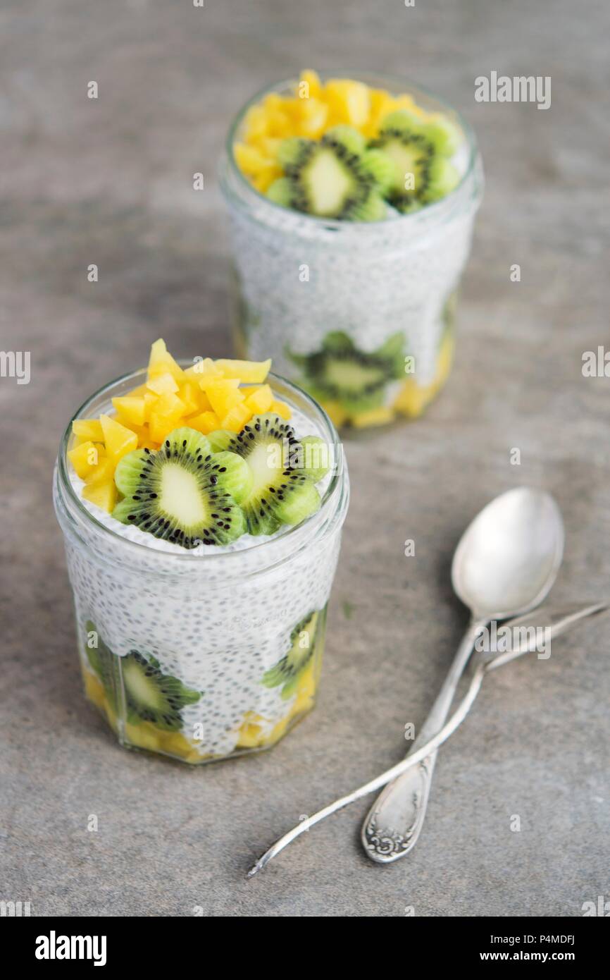 Chia greco budino di yogurt con Kiwi e Mango Foto Stock