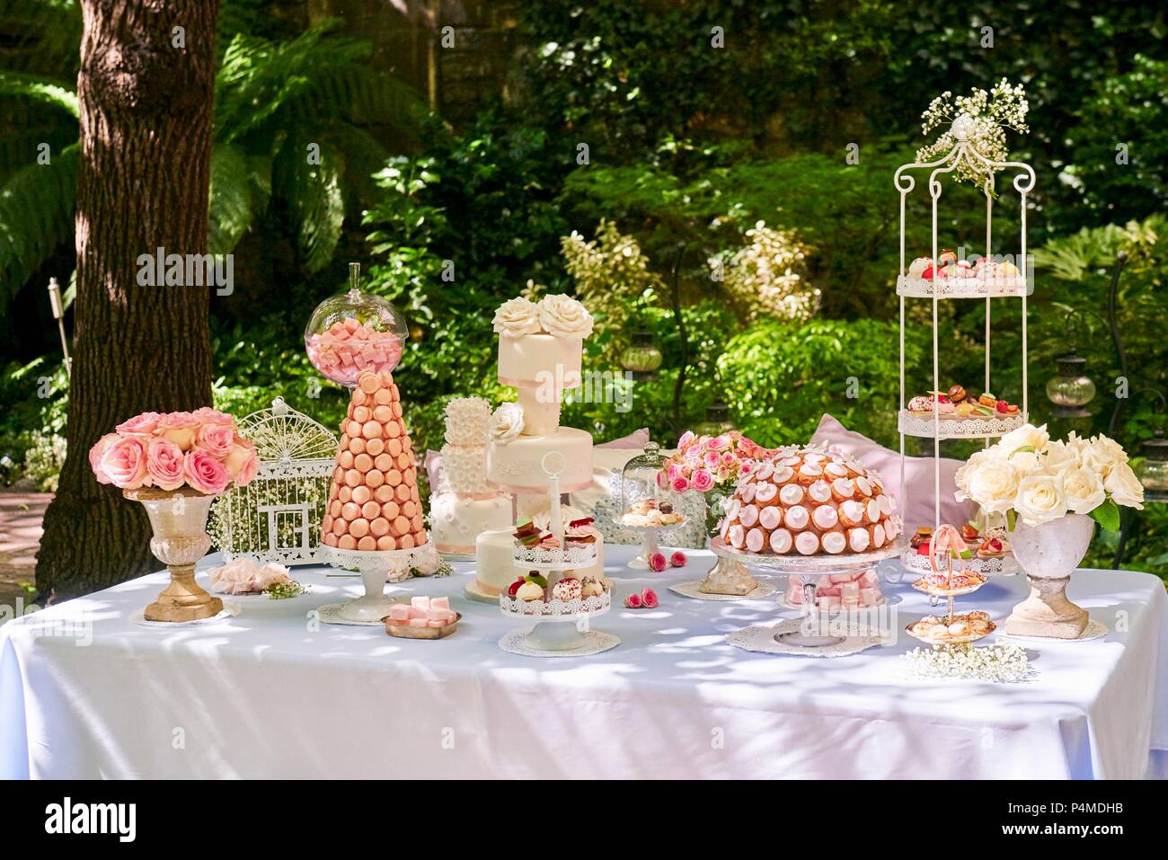 Buffet di dolci per un matrimonio in un giardino Foto Stock