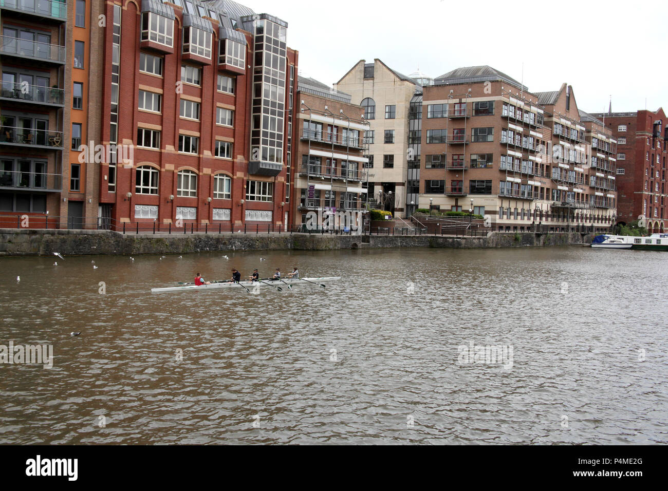 Bambini canottaggio sul fiume Avon, Bristol, Inghilterra. Foto Stock