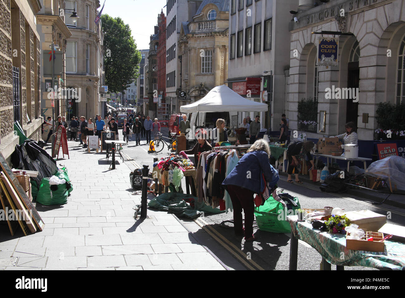 People shopping a Saint Nicholas Market a Bristol, Inghilterra. Foto Stock