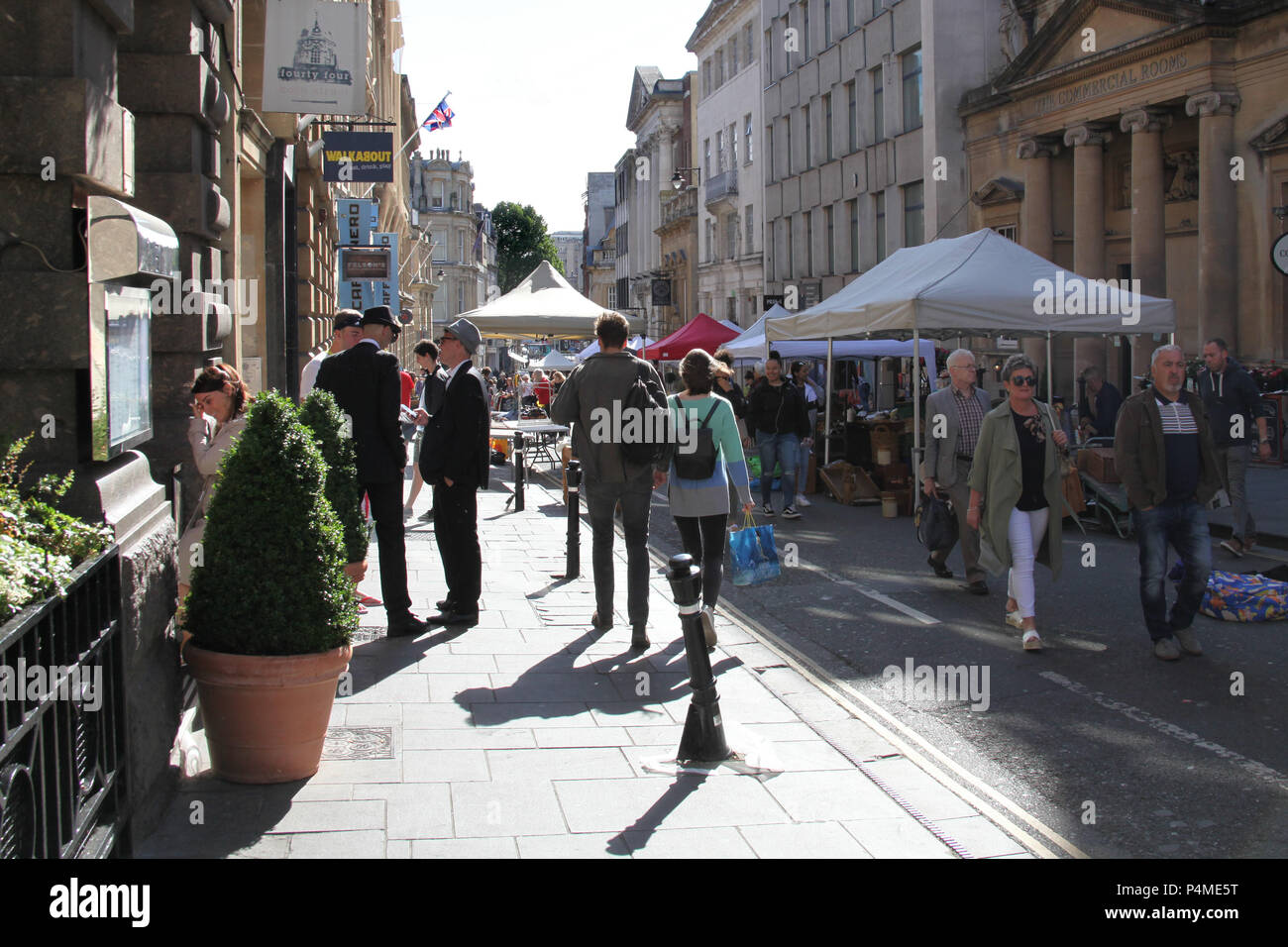 People shopping a Saint Nicholas Market a Bristol, Inghilterra. Foto Stock