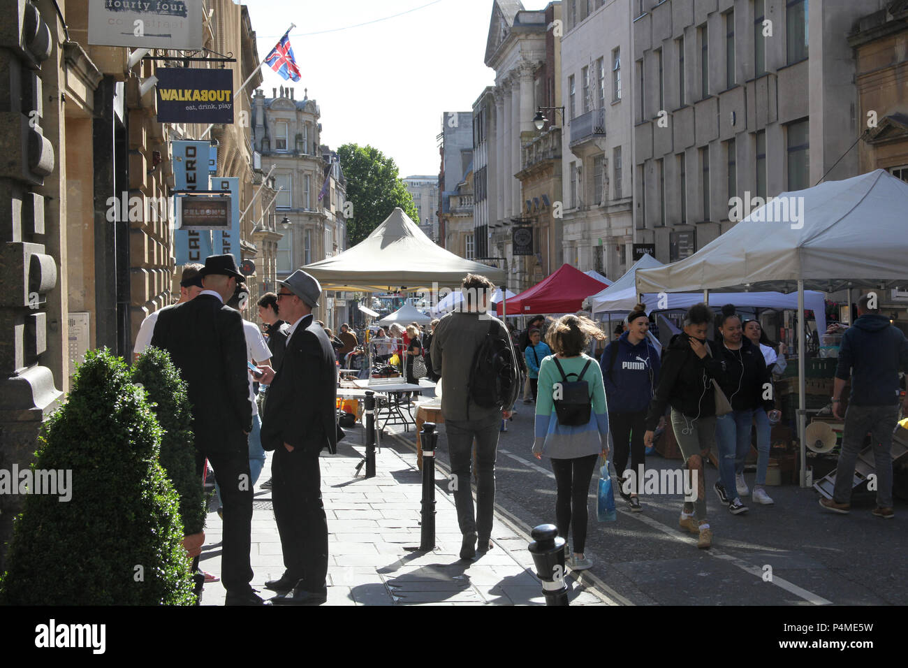 People shopping a Saint Nicholas Market a Bristol, Inghilterra. Foto Stock