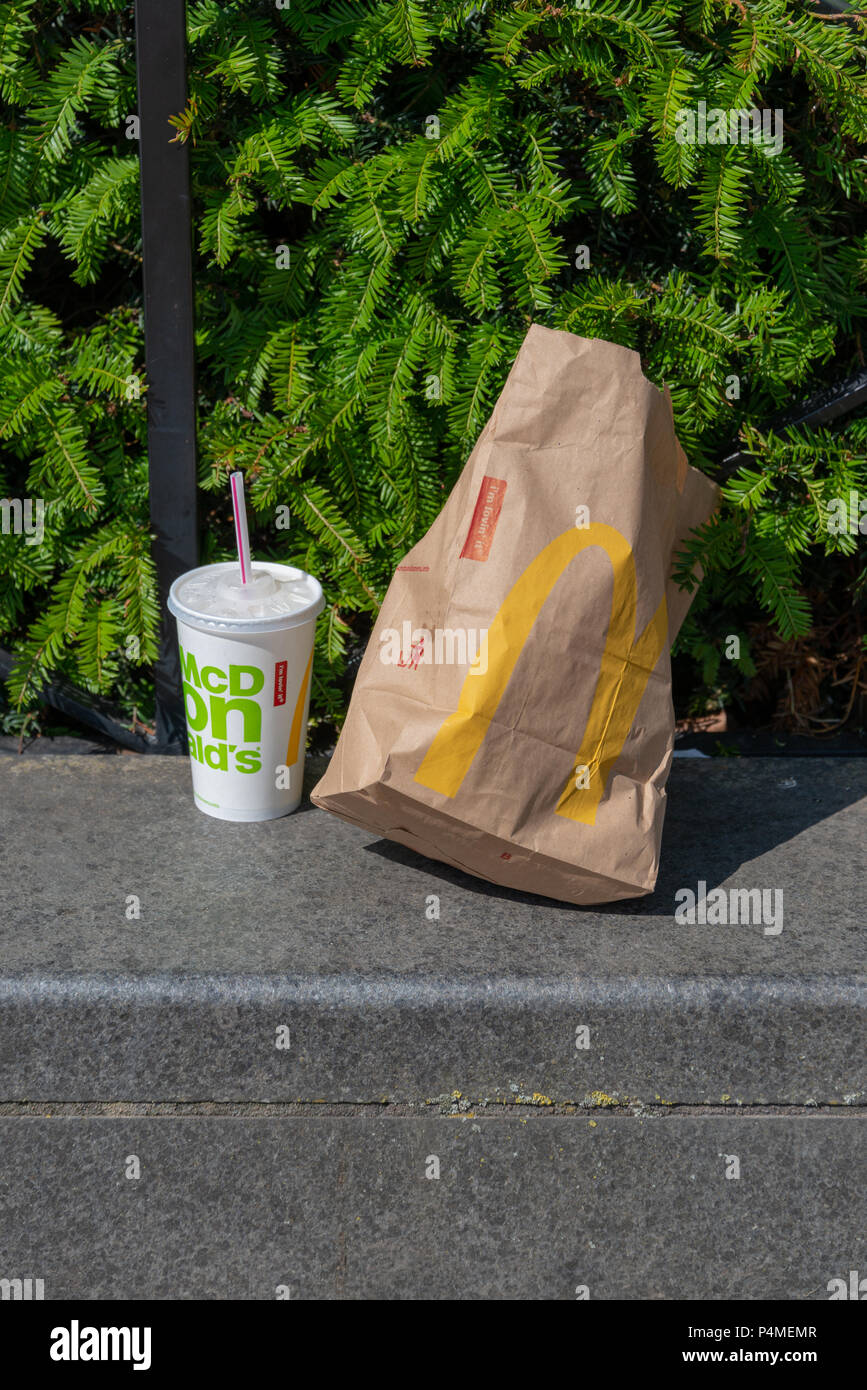 Stratford upon Avon Warwickshire Inghilterra 22 giugno 2018 McDonalds tazza  vuota e sacchetto di carta scartata in un parco pubblico la creazione di  lettiera e harmin Foto stock - Alamy