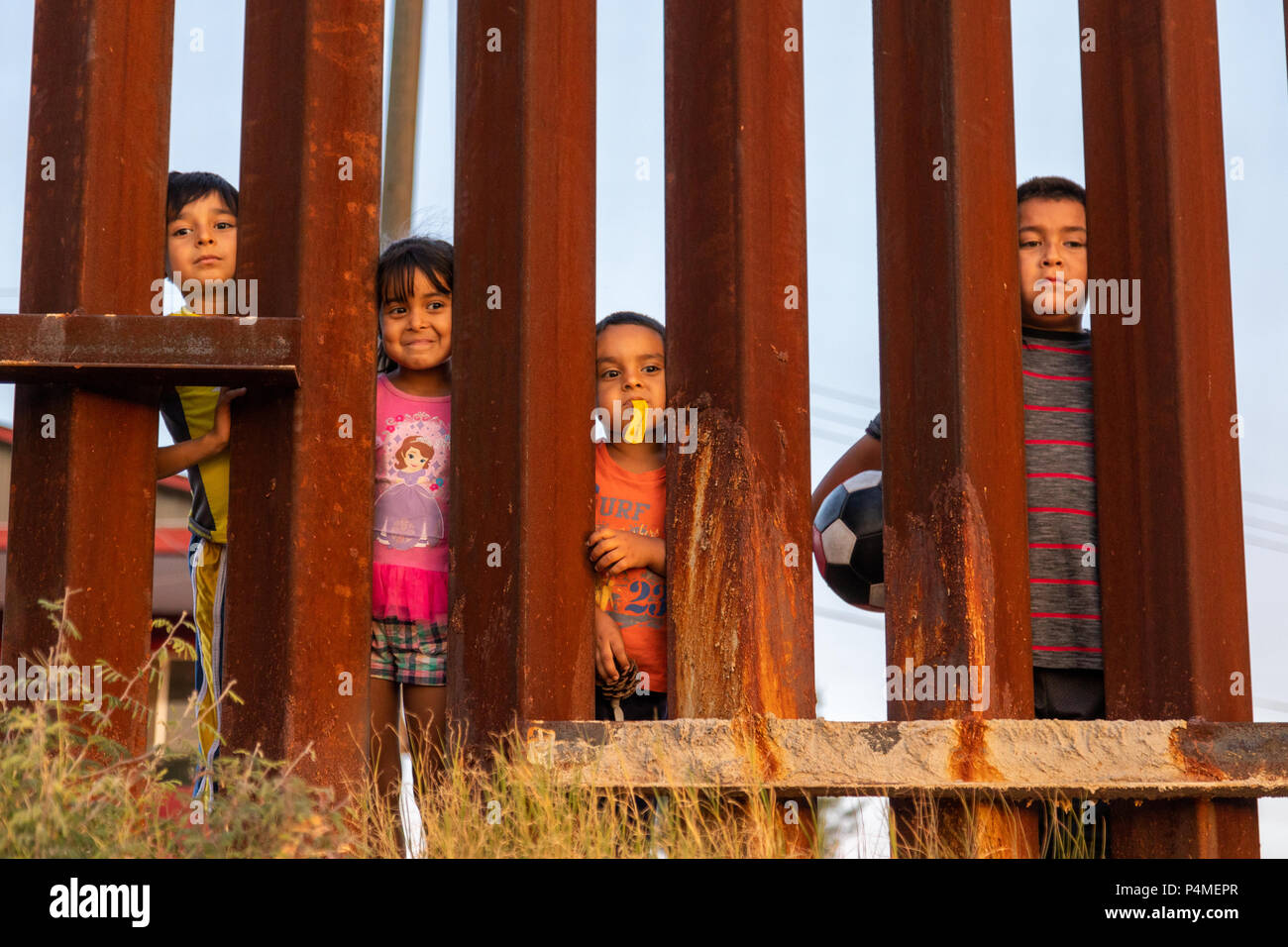 I bambini giocano sul lato messicano del noi messicani muro di confine, Trump parete, Nogales, USA, Messico. Foto Stock