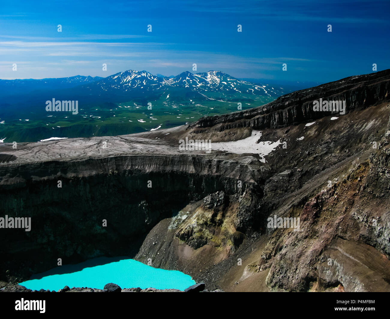 Il cratere del lago di acido nel vulcano Gorely, penisola di Kamchatka, Russia Foto Stock