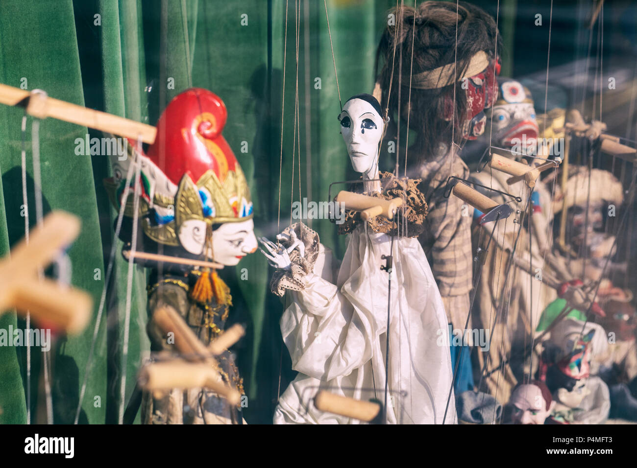 Marionette in una finestra. Shipston on Stour, Warwickshire, Inghilterra. Vintage filtro applicato Foto Stock