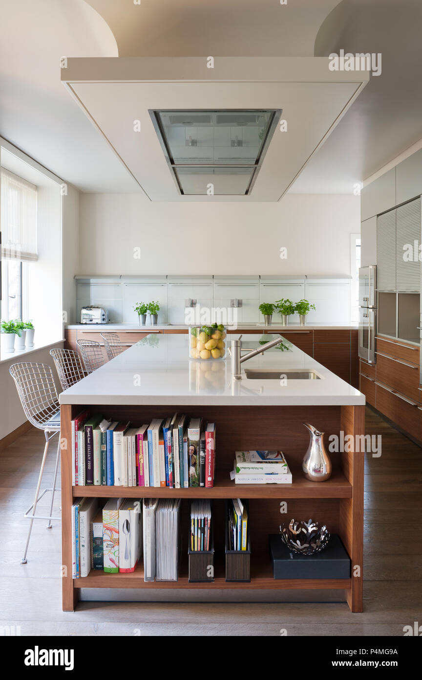 Cucina moderna con libreria incassata Foto stock - Alamy