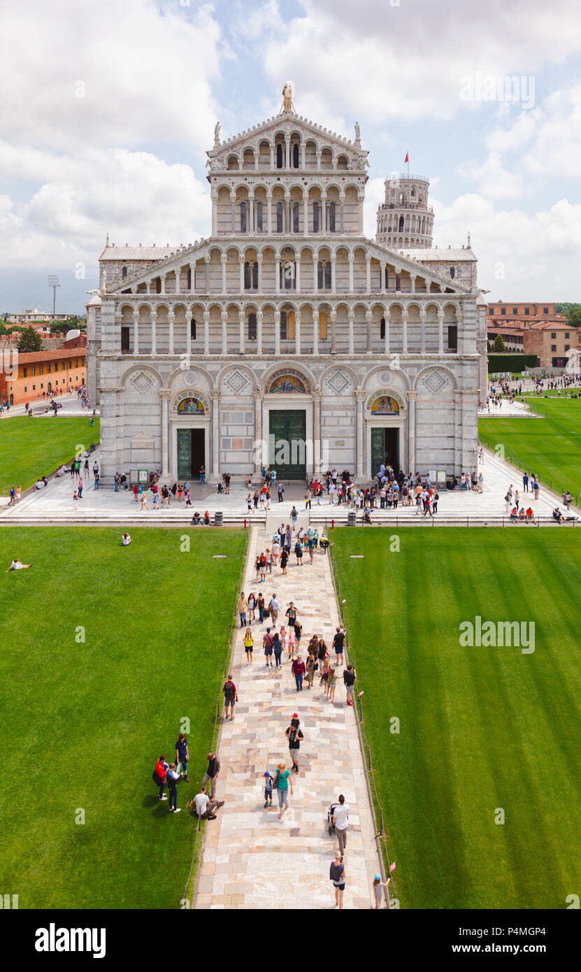 PISA, Italia - 31 Maggio 2018: i visitatori al Duomo di Pisa in Piazza dei Miracoli (Piazza del Duomo), famoso sito patrimonio mondiale dell'UNESCO e molto popolare t Foto Stock