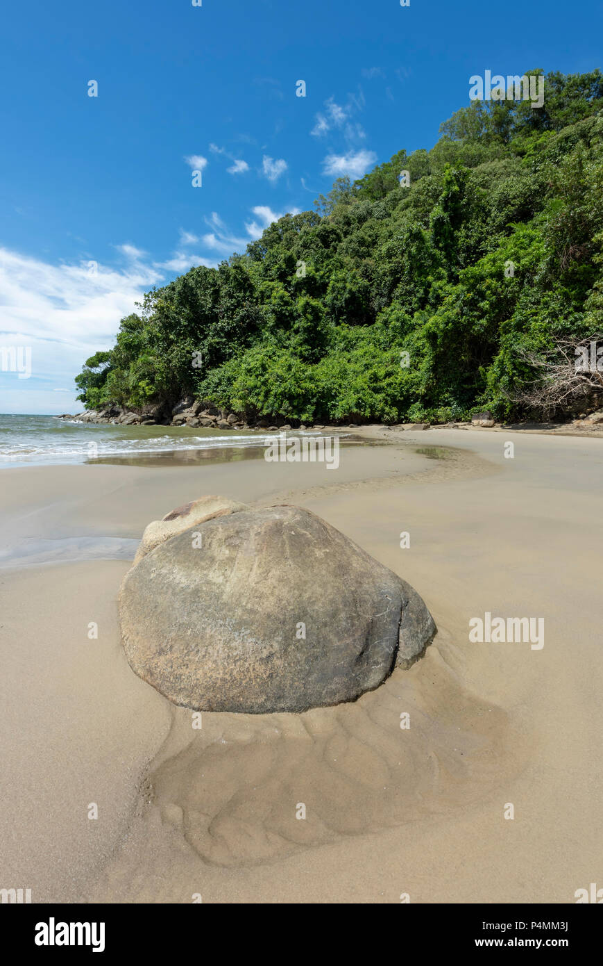 Il Borneo rainforest raggiunge il mare della Cina del Sud a Kota Kinabalu, Borneo Malaysia Foto Stock