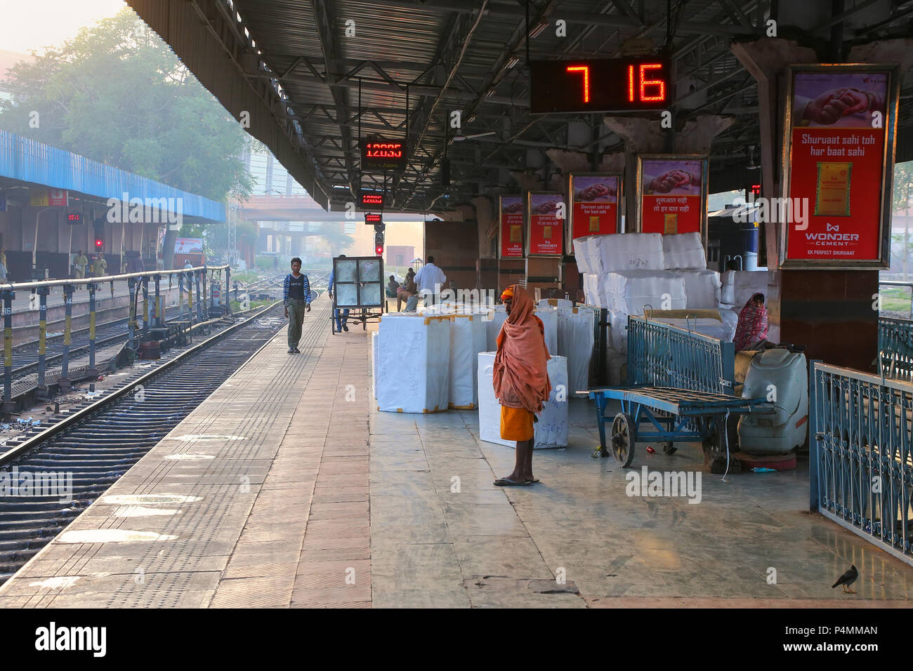 I passeggeri in attesa per i treni a Jaipur giunzione stazione ferroviaria nel Rajasthan, India. Stazione di Jaipur da soli le trattative con 35.000 passeggeri in un giorno. Foto Stock